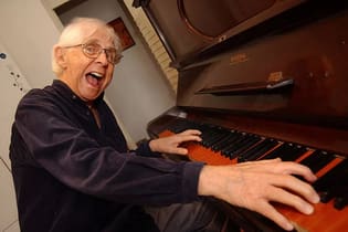 Compositor Gilbeto Mendes faleceu em 2015