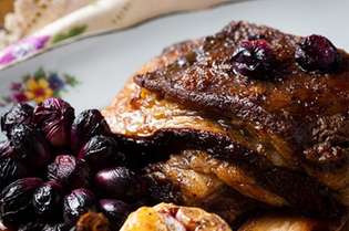 Costelão assado com cebolas e uvas é uma das opções do menu do BiroscaS2, da chef Bruna Martins