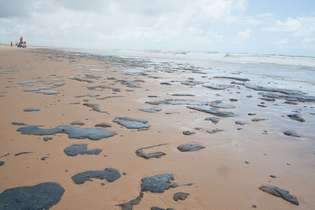 Na época dos fatos, as manchas iniciais de óleo apareceram a 700 km da costa brasileira (em águas internacionais) e atingiram mais de 250 praias do Nordeste