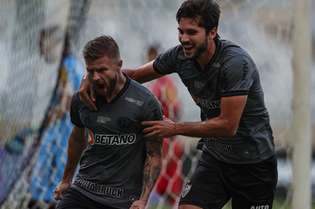 Sasha e Igor Rabello comemoram gol do Atlético; Galo está na final do Mineiro