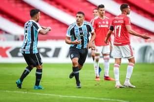 Diego Souza marcou o primeiro gol do Grêmio contra o rival Internacional