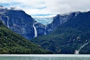 O Parque Nacional Queulat, na cidade de Puyuhuapi, reúne florestas, cachoeiras, fiordes, paredões, rios e a Ventisquero Colgante, uma geleira suspensa
