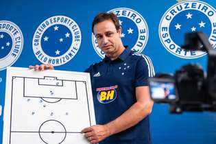 Felipe Conceição tem a missão de reconduzir o Cruzeiro à elite do futebol nacional