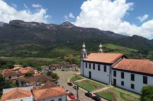Centro histórico do município de Catas Altas, tendo ao fundo a Serra do Caraça