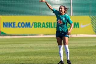 Mulheres do Brasil vão a campo