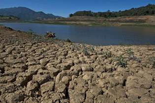 Sem chuva, represas têm capacidade de produção de energia elétrica reduzida; crise hídrica é reflexo de colapso climático