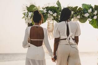Ludmilla e Brunna Gonçalves renovam votos de casamento em viagem ao Caribe