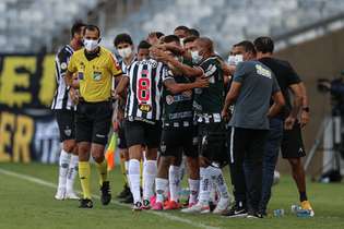Jair comemora com os companheiros gol marcado contra o São Paulo