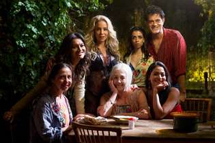 Carmen Maura é ladeada por Eduardo Moscovis e as atrizes do filme "Veneza": Carolina Virguez, Dira Paes, Danielle Winits, Laura Lobo e Carol Castro