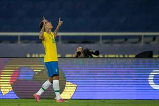 Firmino comemora gol de empate do Brasil no jogo contra a Colômbia