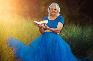 A dona Maria, de 84 anos, fantasiada como Cinderela para o clique do neto, Thalles Lima