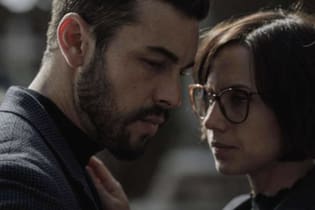 Os atores Mario Casas e Aura Garrido em cena da série 'O Inocente'
