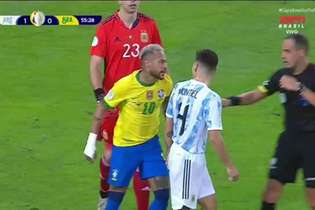 Neymar em discussão com o argentino Montiel