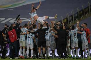 Messi é celebrado por companheiros da Argentina