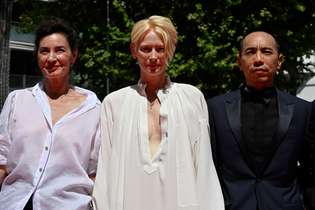A atriz francesa Jeanne Balibar, a britânica Tilda Swinton e o diretor Apichatpong Weerasethakul, na première de "Memoria"
