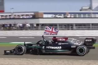 Comemoração emblemática de Lewis Hamilton após vitória histórica em Silverstone