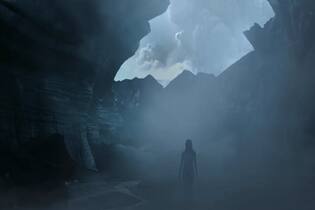 Suspense: uma mulher nua surge coberta de cinzas após a erupção do vulcão Katla