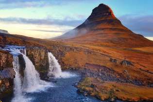 A Kirkjufell, uma montanha com 463 m de altura na costa norte na península de Snaefellsnes, na Islândia,. um dos destinos de luxo operados pela Queensberry