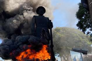 Manifestantes incendeiam estátua de Borba Gato, em São Paulo