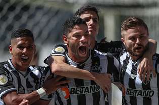 Zaracho, Nacho e Sasha comemoram com Hulk um dos gols sobre o Bahia