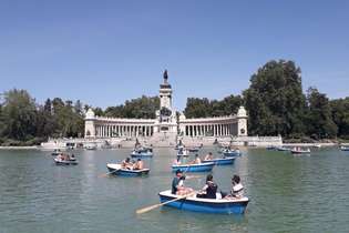 O Parque Buen retiro, popularmente conhecido como El Retiro, com o monumento ao rei Afonso XII e o lago, onde pode-se alugar barcos a remo