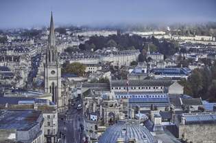 Bath é uma cidade do Reino Unido conhecida por suas termas naturais e pela arquitetura georgiana do século XVIII