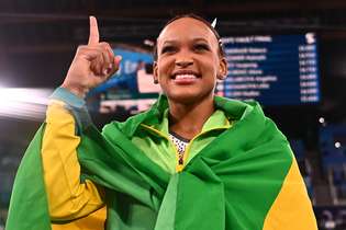 Rebeca Andrade é a primeira mulher a conquistar duas medalhas na ginástica artística do Brasil
