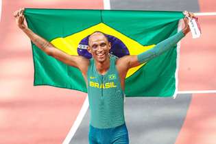 Brasileiro Alison dos Santos conquista o bronze nos 400m com obstáculos