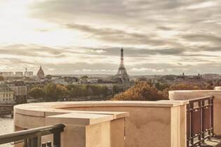 Vista de Paris a partir do terraço do hotel Chevac, em Paris, um dos principais destinos de luxo do mundo