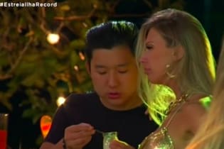 Pyong e Antonela em cena do reality Ilha Record