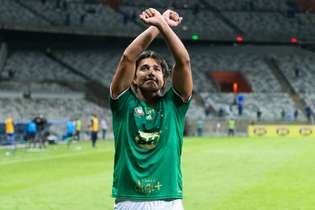 Marcelo Moreno celebra gol com o torcedor cruzeirense