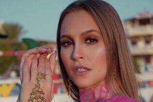 Carla Diaz durante viagem ao Egito usando pulseira da personagem Khadija de 'O Clone'