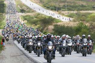 O presidente Jair Bolsonaro realiza motociata em Santa Cruz do Capibaribe, agreste de Pernambuco