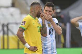 Neymar e Messi conversam durante a paralisação da partida entre Brasil e Argentina, que acabou suspensa