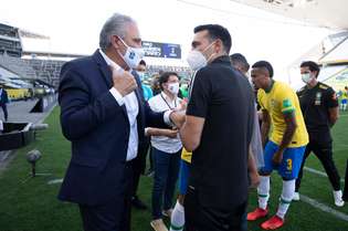 Tite conversa com Lionel Scaloni após suspensão do duelo entre Brasil e Argentina