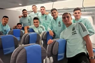 Seleção argentina no avião de volta a Buenos Aires após jogo suspenso contra o Brasil