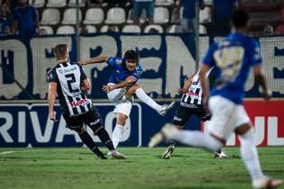 Marcelo Moreno finaliza na direção do gol de Simão em jogo entre Cruzeiro e Operário