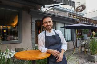 Leo Paixão em frente ao Glouton: restaurante tem apenas 40 lugares por noite