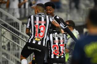 Keno celebra gol do Atlético ao lado de Guilherme Arana e Tchê Tchê