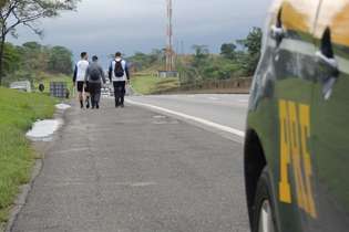 Romeiros caminham em direção a Aparecida, pelo acostamento da rodovia Presidente Dutra