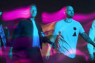 Os membros do Coldplay, Guy Berryman, Chris Martin, Will Champion e Phil Harvey em imagem de divulgação do álbum 'Music of the Spheres'