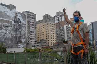 O artista e sua obra, situada na empena de um edifício localizado no centro da capital paulista