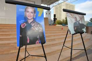 Cartazes homenageiam Halyna Hutchins, diretora de fotografia que acabou falecendo no set, após receber um tiro da arma que estava sendo manuseada por Baldwin