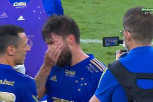 Rafael Sóbis chora no gramado do Mineirão após a partida do Cruzeiro