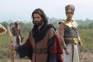 Moisés (Guilherme Winter) e Ramsés (Sergio Marone) em cena da novela 'Os Dez Mandamentos'