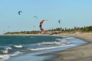 O kitesurfe colore o céu de Barra Grande
