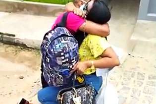 Dorgival José da Silva Júnior abraça a mãe na saída da prisão.