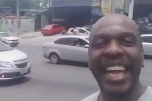 Homem viraliza nas redes após causar engarrafamento e filmar no Rio: 'um sonho'