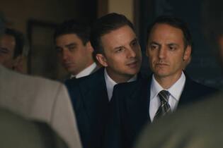 Fabrizio Rongione (à direita) em cena do filme argentino 'Azor', do diretor Andreas Fontana
