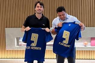 Ao lado de Pedro Mesquita, da XP Investimentos, Ronaldo Fenômeno posa com a camisa celeste
